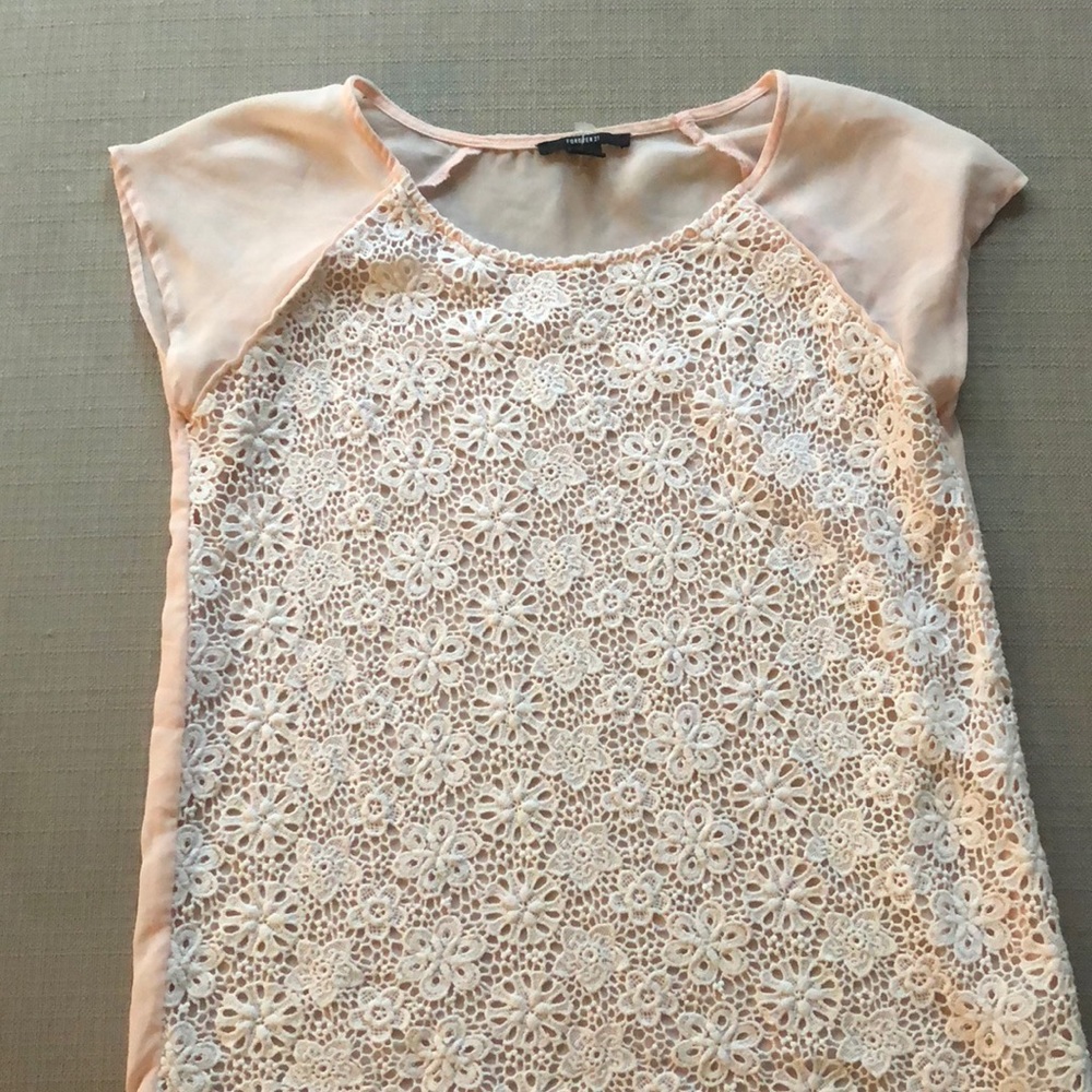 FOREVER 21 PINK FLORAL LACE TEE